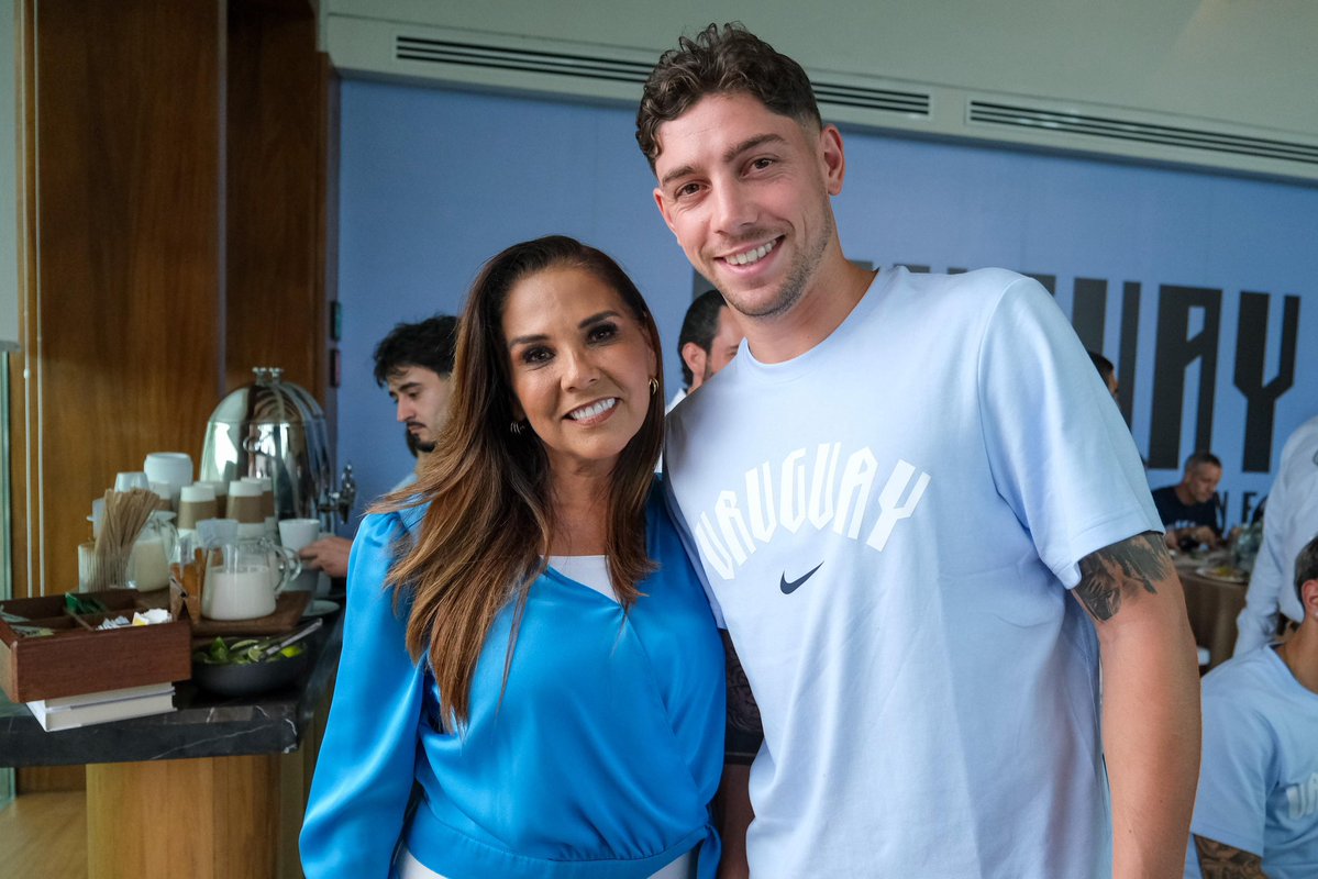 MaraLezama's tweet photo. 🩵⚽️ ¡Histórica bienvenida en #QuintanaRoo a la @AUFOficial!

Recibimos, junto con el embajador de México en Uruguay, a los jugadores, directivos y cuerpo técnico de la selección uruguaya, quienes han elegido al #CaribeMexicano como su base de concentración rumbo al Mundial 2026. 🌎🙌🏽

Tenemos el honor de contar con algunas de las máximas figuras del futbol mundial, entre ellas los capitanes del @realmadrid y  @FCBarcelona, además de grandes referentes de la selección uruguaya. 🇺🇾

¡Gracias por elegir a la #CapitalMundialDeLasVacaciones como su casa rumbo a la máxima fiesta del futbol! ⚽️🏝️