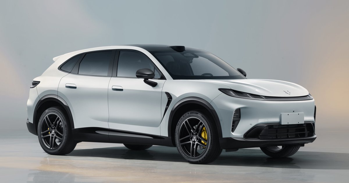 CNEVhome's tweet photo. Arcfox, the NEV brand under BAIC Group, has filed a new model with the MIIT, named the Alpha T7.

At first glance, honestly, it gives off a strong vibe of "borrowing" design cues from a certain other brand.

Quick spec check: dimensions come in at 5020mm * 1996mm * 1685mm, riding on a 3040mm wheelbase.

The model will offer both BEV and EREV powertrain options. The EREV variant pairs a 1.5L range extender (77 kW) with a 200 kW single rear motor, while the pure electric version steps up to a 277 kW single motor. Both versions run on battery packs supplied by EVE Energy.

#ChinaEV #BAIC #Arcfox