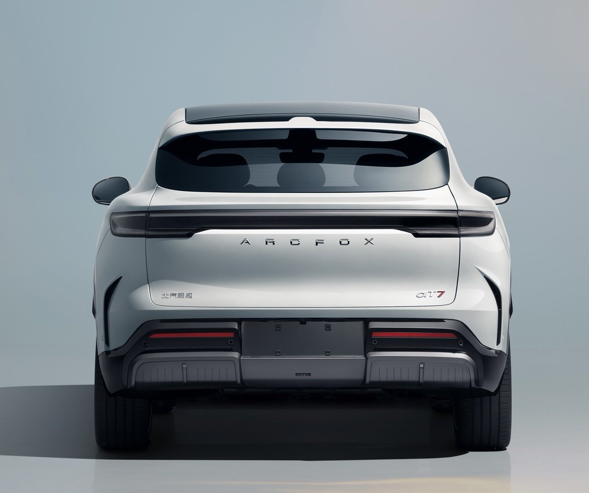 CNEVhome's tweet photo. Arcfox, the NEV brand under BAIC Group, has filed a new model with the MIIT, named the Alpha T7.

At first glance, honestly, it gives off a strong vibe of "borrowing" design cues from a certain other brand.

Quick spec check: dimensions come in at 5020mm * 1996mm * 1685mm, riding on a 3040mm wheelbase.

The model will offer both BEV and EREV powertrain options. The EREV variant pairs a 1.5L range extender (77 kW) with a 200 kW single rear motor, while the pure electric version steps up to a 277 kW single motor. Both versions run on battery packs supplied by EVE Energy.

#ChinaEV #BAIC #Arcfox