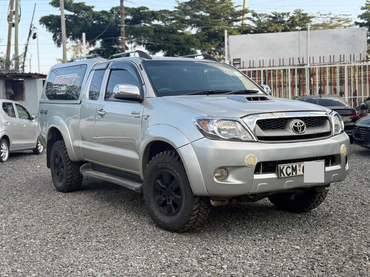 JayphasMotor's tweet photo. 𝐓𝐎𝐘𝐎𝐓𝐀 𝐇𝐈𝐋𝐔𝐗 𝐊𝐈𝐍𝐆 𝐂𝐀𝐁 ☘️ FULLY LOADED 4WD 2400CC MANUAL TURBO CHARGED DIESEL ENGINE 𝟐𝟎𝟏𝟎 
✔️ King Cab Configuration
✔️ Heavy-Duty Suspension
✔️ Spacious Cargo Bed
✔️ Power Steering
✔️ Durable Fabric Interior
✔️ Built for Work &amp; Off-Road Adventure https://t.co/a4eAv7u4pz