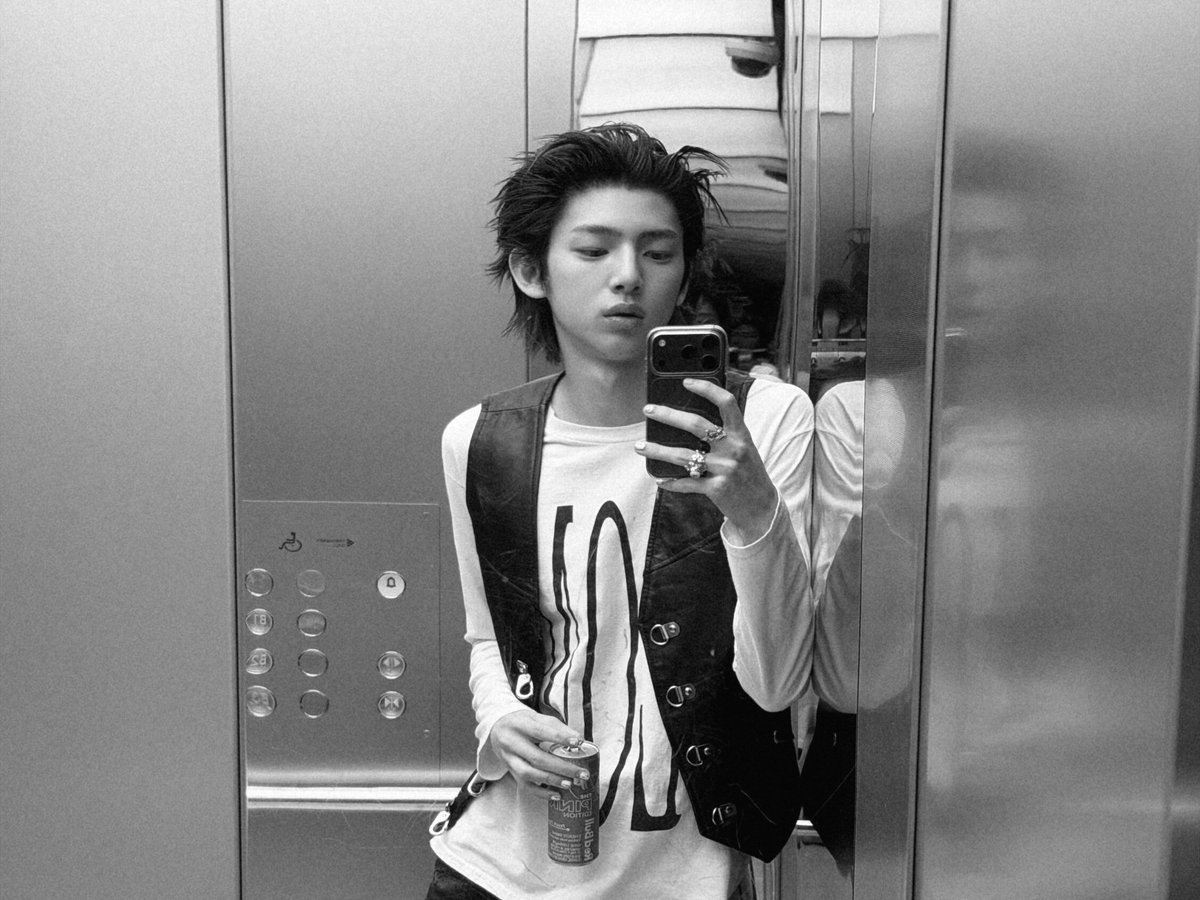 kjvhoon's tweet photo. fashion killa 🎱🎲 #JUHOON #주훈 https://t.co/1fazThpKpy