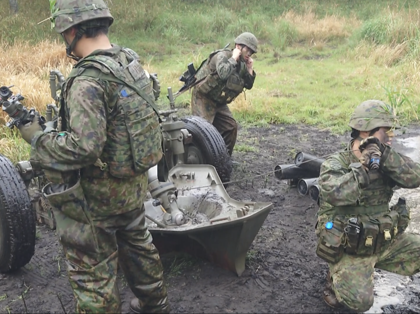 jgsdf_gcc_ardb's tweet photo. 【中隊訓練】
＃水陸機動団 特科大隊第２射撃中隊は、十文字原演習場において、中隊訓練を行いました。陣地占領に引き続く射撃までの一連の行動を演練しました。各小隊は、砲弾落下、ドローン・対遊撃対処など、状況付与に対する状況判断行い、火力戦闘能力の向上を行いました。 https://t.co/x1gvcz0U42