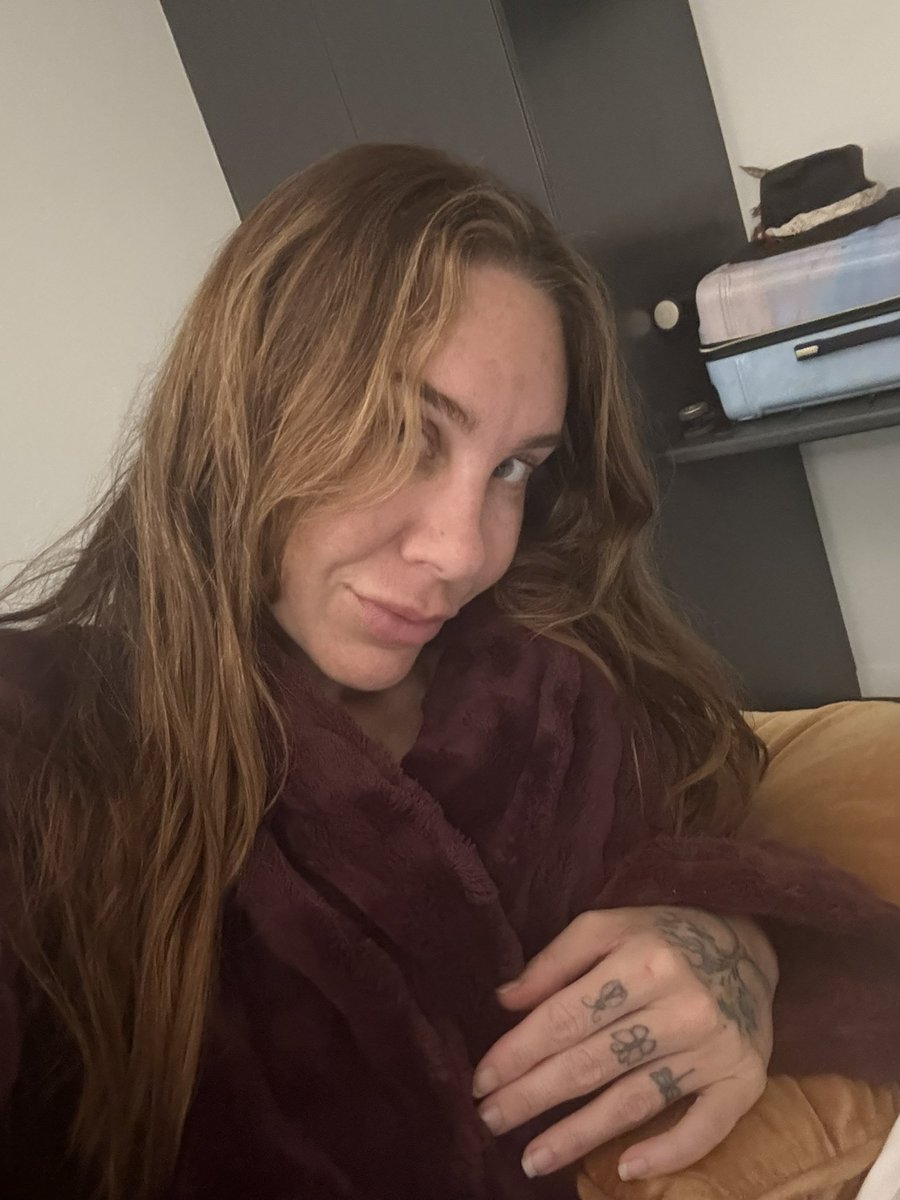 ZoeZest69's tweet photo. It’s too cold not to be in a dressing gown https://t.co/GhDY6hJIri