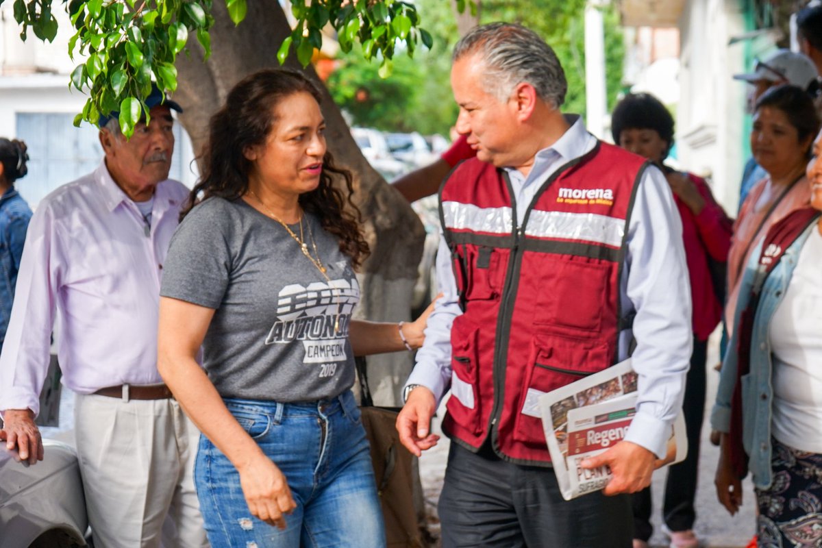 SNietoCastillo's tweet photo. Hoy recorrimos Lomas de Casa Blanca, en el municipio de Querétaro, donde escuchamos de primera mano las preocupaciones de las y los vecinos.

Las principales quejas fueron la inseguridad, el cansancio de muchas familias por los problemas de drenaje que provocan que el agua negra ingrese a sus viviendas, así como las deficiencias en el servicio de recolección de basura.

Caminar las colonias nos permite conocer la realidad que se vive y entender los retos que aún siguen pendientes.

#EsSantiagoDeQuerétaro