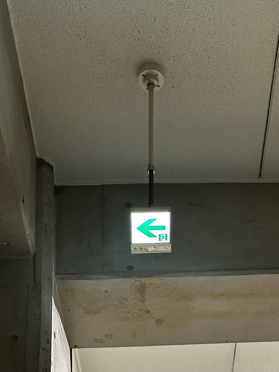 UDZOO_tw's tweet photo. 🧑‍🚒避難誘導灯が落下することを知っていますか？
こちらの倉庫の避難誘導灯もしっかりと耐震補強型吊り棒が使われていますね👍
避難誘導灯は「命を守る最後の灯り」と言われるほど大切なものです。小さな配慮が多くの命を守ります。
#避難誘導灯吊り棒 #耐震 #防災 #火災
#地震 #避難誘導灯 #梅原電工 https://t.co/4mqImRbDG6