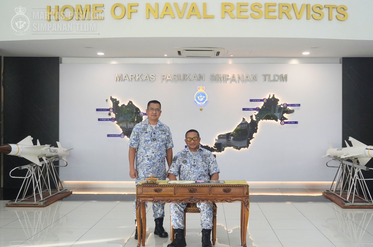 MPSTLDM's tweet photo. 10 Jun | YBhg Laksma Mohd Hasnan bin Mohd Hanafiah, Panglima Pasukan Simpanan TLDM telah menerima kunjungan hormat daripada YBhg Laksma Mohd Shariman bin Ishak, Komandan Maktab Pertahanan Angkatan Tentera sempena program Kajian Medan Keselamatan dan Ekonomi Selatan dan Batam. https://t.co/nddTIgq7aI