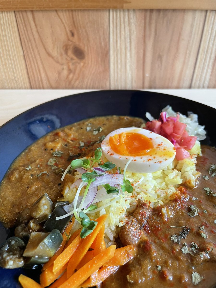 baulcurry's tweet photo. 本日も通常営業やってます🍛
チキンカレー
ドライキーマカレー
海鮮グリーンカレー
南インド風フィッシュカレーの4種です！ https://t.co/qfi3THfW9f