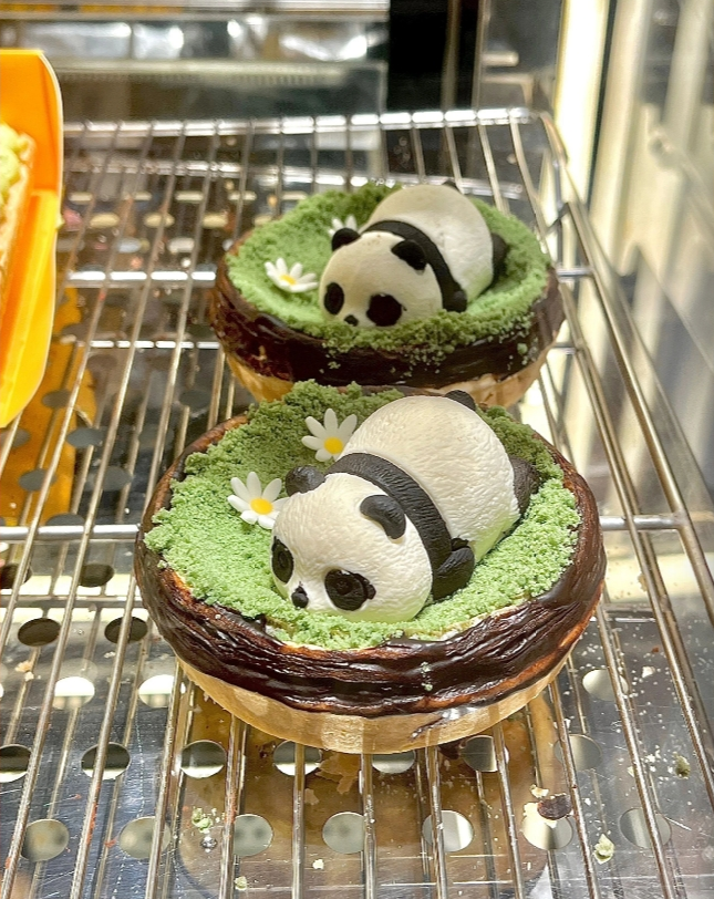 salima_han's tweet photo. How am I supposed to say no to these  panda egg tarts? https://t.co/ZGxQsLnqd9