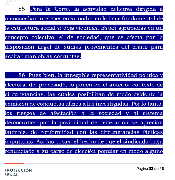 Ronaldsanabria1's tweet photo. RENUNCIAR AL CARGO NO ELIMINA EL RIESGO DE REINCIDENCIA CUANDO TODAVÍA EXISTEN FACTORES DE PODER POLÍTICO O INFLUENCIA
AP466-2026

Consulta el análisis: https://t.co/a8PyYDepVn

La Corte Suprema estudió si Andrés David Calle debía recuperar la libertad después de renunciar a su cargo como representante a la Cámara y al Partido Liberal.

¿Por qué era importante esa renuncia? Porque la medida de aseguramiento que tenía en su contra se justificó diciendo que existía un “peligro para la comunidad”. Sin embargo, la Corte explicó que ese peligro no debía entenderse de forma abstracta, como si simplemente se tratara de una persona “peligrosa”. Lo que realmente había considerado la Sala de Instrucción era el riesgo de que el procesado pudiera volver a cometer conductas similares relacionadas con corrupción y uso indebido de la función pública.

La defensa dijo algo sencillo: si Calle ya no era congresista, entonces ya no podía repetir esas conductas desde el Congreso. Por tanto, la medida debía revocarse.

La Corte aceptó parcialmente ese argumento. Reconoció que la renuncia sí eliminó una parte importante del riesgo, porque el procesado ya no tenía el cargo ni las facultades que, según la acusación, habrían facilitado los hechos investigados. Es decir, ya no podía actuar directamente desde la Cámara de Representantes.

Pero la Corte consideró que eso no era suficiente para dejarlo en libertad. Según la decisión, aunque perdió el cargo, todavía conservaba influencia política y capacidad de incidencia. La Sala explicó que una persona que ha sido presidente de la Cámara y ha construido una trayectoria política importante puede seguir teniendo poder e influencia incluso sin ocupar formalmente un cargo público.

Por eso, la Corte concluyó que todavía existía un riesgo de reincidencia. Es decir, consideró que seguía existiendo la posibilidad de que el procesado pudiera participar nuevamente en conductas similares de corrupción pública, no necesariamente desde un cargo oficial, sino desde redes de influencia política.

En consecuencia, la Corte mantuvo la medida de aseguramiento. La idea central de la decisión es esta: para la Corte, renunciar al cargo no elimina automáticamente el riesgo de reincidencia cuando todavía existen factores de poder político o influencia que podrían facilitar nuevas conductas similares.