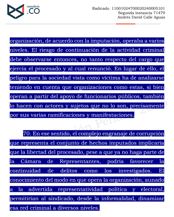 Ronaldsanabria1's tweet photo. RENUNCIAR AL CARGO NO ELIMINA EL RIESGO DE REINCIDENCIA CUANDO TODAVÍA EXISTEN FACTORES DE PODER POLÍTICO O INFLUENCIA
AP466-2026

Consulta el análisis: https://t.co/a8PyYDepVn

La Corte Suprema estudió si Andrés David Calle debía recuperar la libertad después de renunciar a su cargo como representante a la Cámara y al Partido Liberal.

¿Por qué era importante esa renuncia? Porque la medida de aseguramiento que tenía en su contra se justificó diciendo que existía un “peligro para la comunidad”. Sin embargo, la Corte explicó que ese peligro no debía entenderse de forma abstracta, como si simplemente se tratara de una persona “peligrosa”. Lo que realmente había considerado la Sala de Instrucción era el riesgo de que el procesado pudiera volver a cometer conductas similares relacionadas con corrupción y uso indebido de la función pública.

La defensa dijo algo sencillo: si Calle ya no era congresista, entonces ya no podía repetir esas conductas desde el Congreso. Por tanto, la medida debía revocarse.

La Corte aceptó parcialmente ese argumento. Reconoció que la renuncia sí eliminó una parte importante del riesgo, porque el procesado ya no tenía el cargo ni las facultades que, según la acusación, habrían facilitado los hechos investigados. Es decir, ya no podía actuar directamente desde la Cámara de Representantes.

Pero la Corte consideró que eso no era suficiente para dejarlo en libertad. Según la decisión, aunque perdió el cargo, todavía conservaba influencia política y capacidad de incidencia. La Sala explicó que una persona que ha sido presidente de la Cámara y ha construido una trayectoria política importante puede seguir teniendo poder e influencia incluso sin ocupar formalmente un cargo público.

Por eso, la Corte concluyó que todavía existía un riesgo de reincidencia. Es decir, consideró que seguía existiendo la posibilidad de que el procesado pudiera participar nuevamente en conductas similares de corrupción pública, no necesariamente desde un cargo oficial, sino desde redes de influencia política.

En consecuencia, la Corte mantuvo la medida de aseguramiento. La idea central de la decisión es esta: para la Corte, renunciar al cargo no elimina automáticamente el riesgo de reincidencia cuando todavía existen factores de poder político o influencia que podrían facilitar nuevas conductas similares.