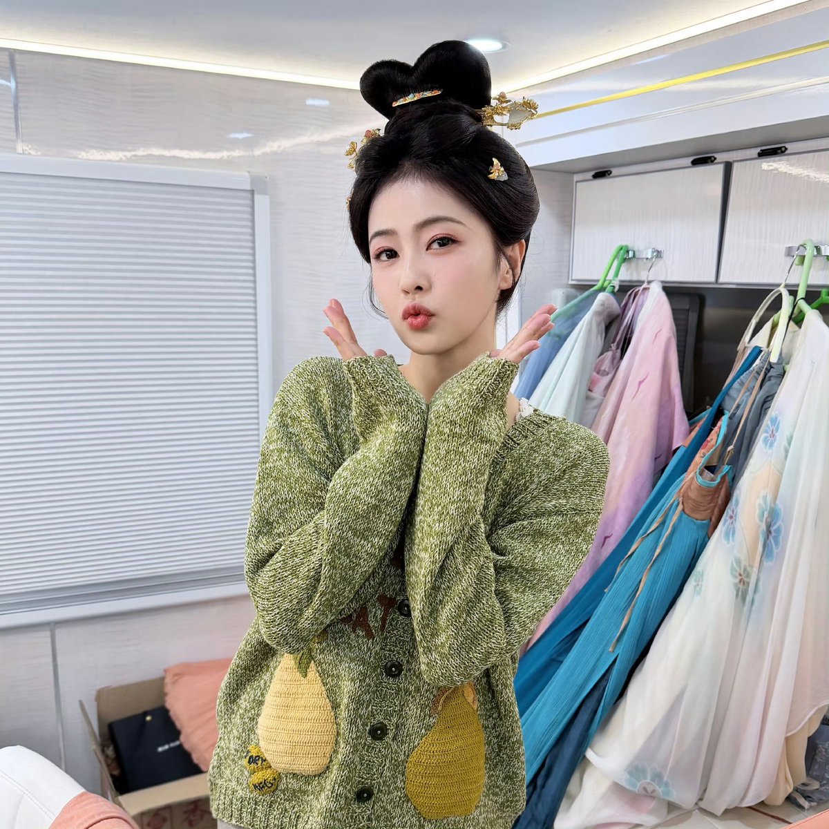 bbbeee_my's tweet photo. แล้วไป๋ลู่จะตั้งอีโมจิสำหรับคาแรคเตอร์ที่ตัวเองแสดงทุกเรื่องเลยย เรื่องนี้คือลูกแพร์ 🍐 และวันนี้นอกจากจะพกตุ๊กตาลูกแพร์คาแรคเตอร์เย่หลีมาด้วยยแล้วว สังเกตว่าเสื้อที่ใส่มางานโปรโมทซีรีส์วันนี้ก็คือเสื้อลูกแพร์ตัวเดิมที่เคยใส่ก่อนหน้านี้ด้วยย https://t.co/3tVvZp1FvD