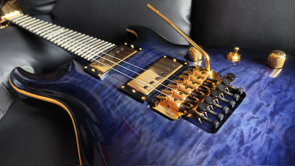carboy69's tweet photo. #ESP【Horizon E-Ⅱ】
#ゴールドパーツ に変えてからサスティンが増し＆弾きやすくなった気がする！本家 #フロイドローズ からのグレードダウンになるので完全に気持ちの問題でしょうけど…
そう言えばロックペグで無くなった関係で弦は張り替えたか🤔まあモチベーションが上がったことは間違い無い！ https://t.co/tRA9CtLTI8