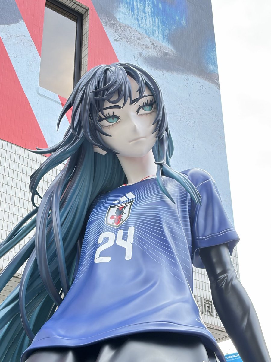 SomosKudasai's tweet photo. Así luce la estatua de Ado en Tokio para promocionar el jersey adidas de la selección japonesa.

Fotos de Nanashi_Gonben https://t.co/h7UT7yxQcL