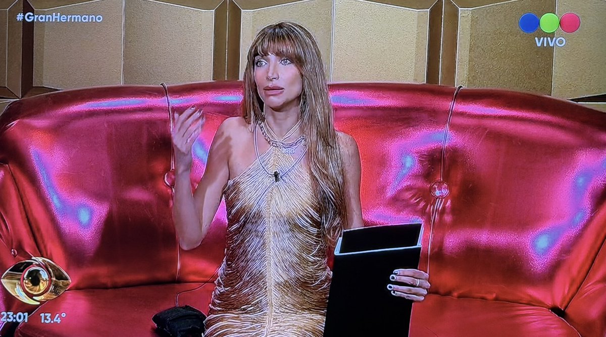 Famavision's tweet photo. Ella se cree la “gran jugadora” por desestabilizar la casa de #GranHermano y solo parte del panel la apoya. Pero la GENTE NO LE CREE y cada vez la DETESTA MÁS.
INFUMABLE. https://t.co/6Np3eNRKg8