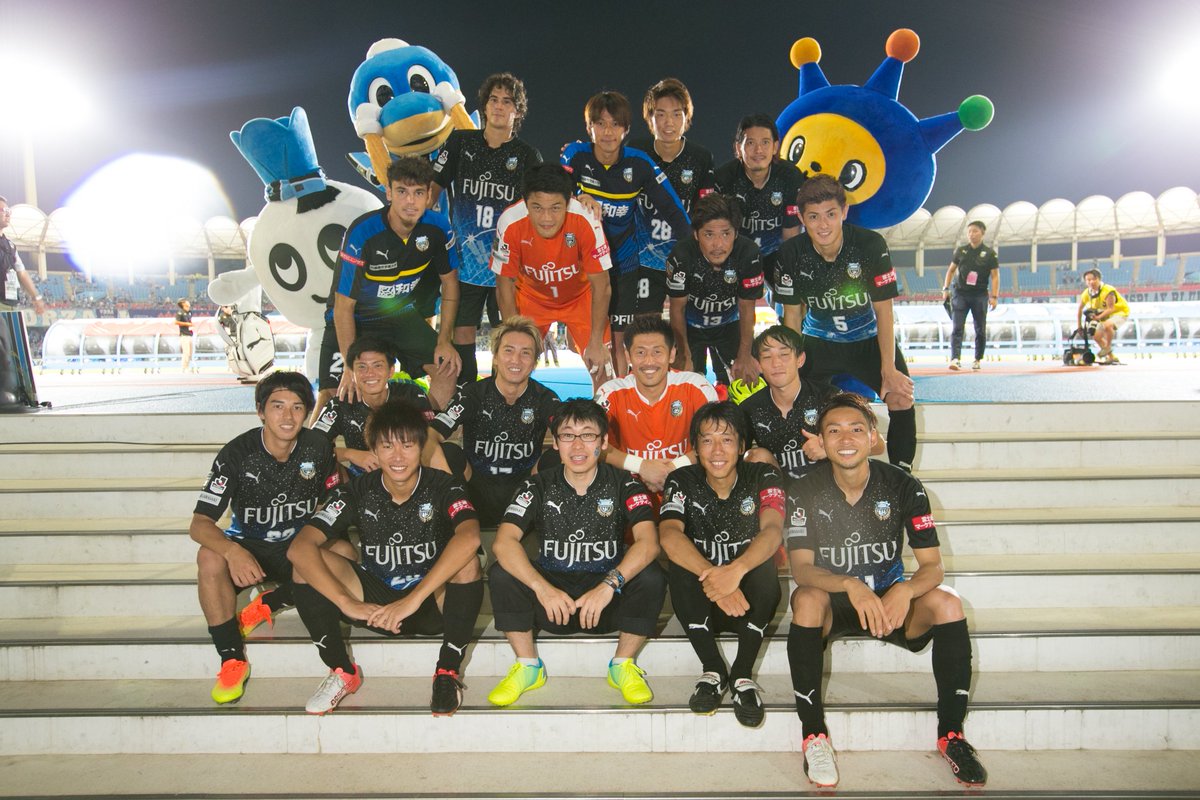 frontale_staff's tweet photo. クラブ創設20周年の2016年に「宇宙強大」として壮大にコラボさせていただいた作品。小山先生にはユニフォームのデザインや、試合前の始球式まで務めていただきました。

この「宇宙服ユニフォーム」は、10年経った今でもサポーターから大人気のデザインです。

そして、「宇宙兄弟」が本日ついに最終話。
小山宙哉先生、素敵な物語をありがとうございました。

【プロモ】#frontale #宇宙兄弟