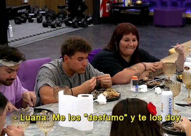 aarontsuarez's tweet photo. LUANA VENDIÓ UNA REMERA DE YIPIO POR PUCHOS 

MAJLUF: devolveme los cigarros 

LUANA: me los desfumo y te los doy