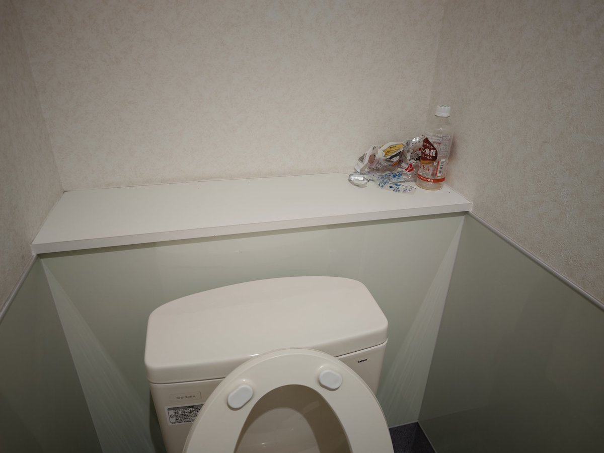 taco_nosuke's tweet photo. 誰かドラッグストアのトイレでランチしてるwww https://t.co/PbhAl56F9t