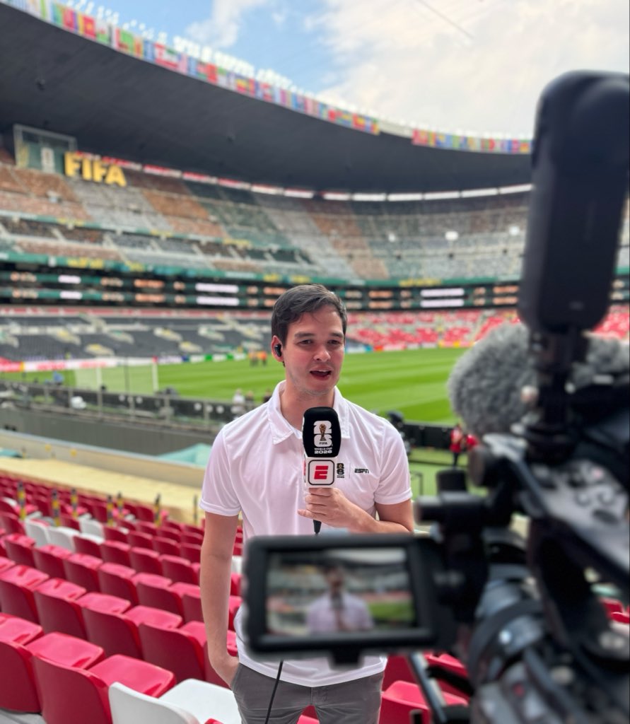 AndresLacouture's tweet photo. El estadio más importante en la historia de los mundiales. El que encumbró a Pelé en el 70 y a Maradona en el 86. El que puso el césped para el gol de la historia y la mano de dios de Diego. El que más partidos ha albergado en las Copas del Mundo. El Coloso de Santa Ursula. El Estadio Azteca, que está listo para mañana.