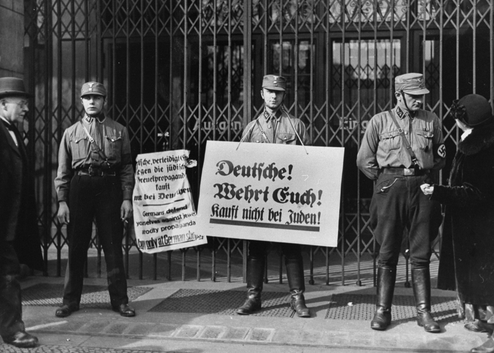 petteruspanus's tweet photo. 🔴 FØR HOLOCAUST: NAZISTENES PLAN

Før gasskamrene var nazistenes offisielle politikk å gjøre Tyskland «Judenrein» – rent for jøder. 

De brukte systematisk terror, boikott av jødiske butikker, Nürnberglovene som fratok jødene statsborgerskap, og økonomisk press for å tvinge dem til å emigrere «frivillig». De samarbeidet til og med med sionistene via Haavara-avtalen for å få dem ut av landet.

🔴 I DAG I NORGE: «REMIGRASJON»

Nå hører vi nøyaktig samme tankegang, bare med et nytt, penere ord: **remigrasjon**.

- Full innvandringsstopp
- Tvangsretur av «ikke-integrerbare»
- Frata statsborgerskap
- Økonomisk press og insentiver
- Mål: gjøre Norge «innvandrerrein» igjen

Målet er det samme: staten definerer en gruppe som et problem som må fjernes for nasjonens «overlevelse». Livet skal gjøres så vanskelig at de reiser «frivillig».

Historien viser hvor denne tankegangen leder. Når man begynner å sortere folk etter opprinnelse og bruker statlig makt for å presse dem ut, er det en farlig vei.

Remigrasjon er ikke ny politikk. Det er etnisk rensing i moderne språk. 

Vi bør vite hvor det historisk ender.

#Remigrasjon #Norge #HistorieGjentarSeg #EtniskRensing #AldriIgjen #Debatt