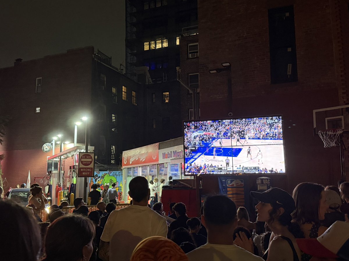 urdadssidepiece's tweet photo. I love NYC wdym I’m at the Mobil gas station Knicks watch party https://t.co/owssSZLbTh