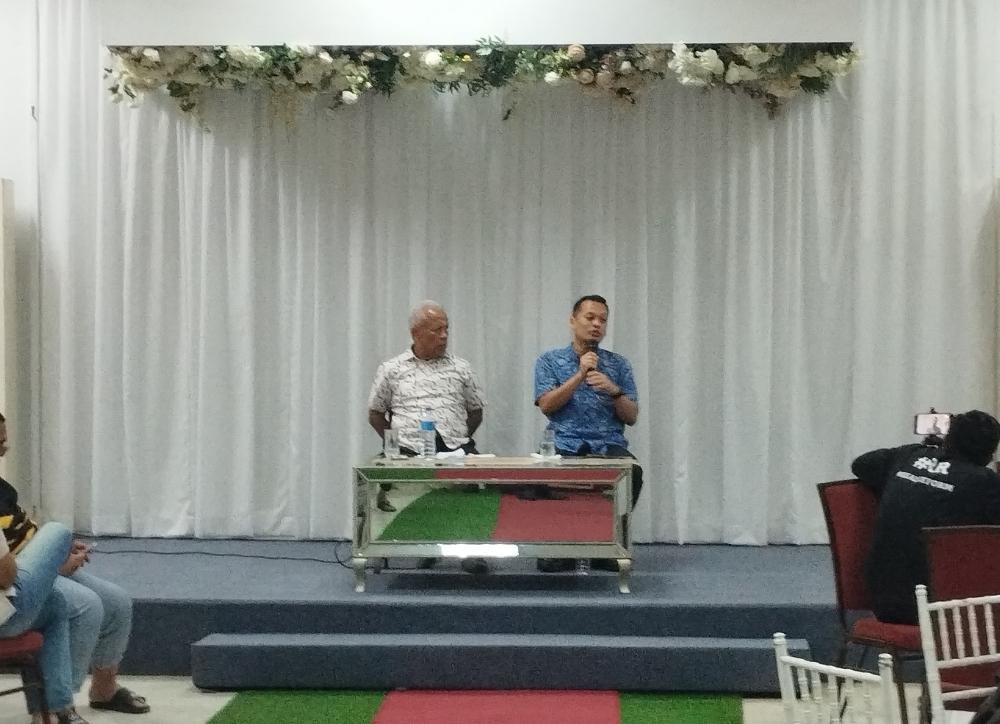 malaymail's tweet photo. Setiawangsa residents voice local concerns to Nik Nazmi despite his recent resignation as their MP. https://t.co/ZU5IN4ivHc https://t.co/n0ljoLZUGA
