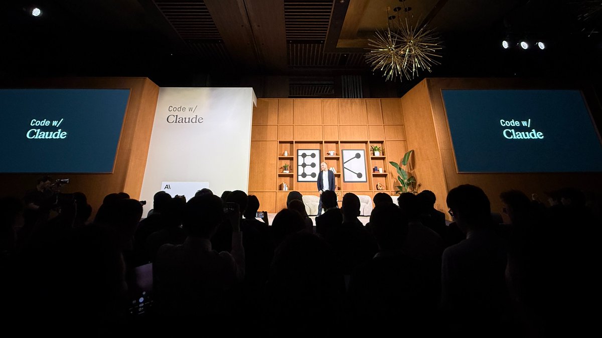 RouteXstartups's tweet photo. AnthropicのDeveloper Conference、Code w/ Claude Extendedに参加してます！

2日間開催されていて、今日はFounder向けコンテンツが多いという事で普段Claude Codeで頑張ってプロダクト開発しているので色々と参考になる情報が多くて面白いです！

ランダムで配られるポスターがなんかレア？なやつが当たったらしくラッキー笑