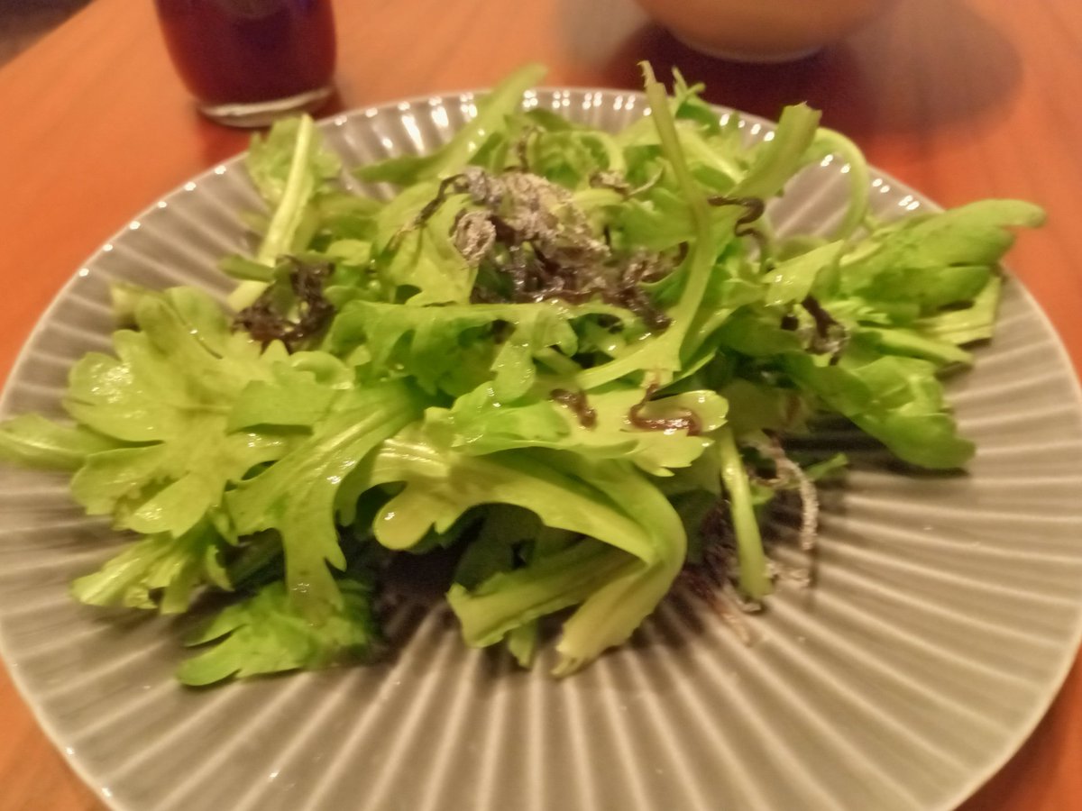 ippudoakamaruu's tweet photo. 昨夜の思い出。自宅で晩御飯。春菊サラダ、めかぶ中おち、お好み焼き、551豚まん。矢祭のサラダ春菊は美味しい。 https://t.co/Oe5g5E0mRe
