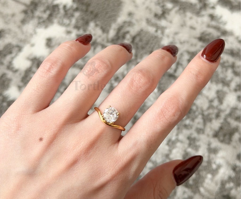 youarethe121's tweet photo. cuma 70k-an padahal udah bahan titanium asli anti karat😭 ga perlu keluar duit banyak buat cincin solitaire secantik ini https://t.co/b1F5dpjUOd