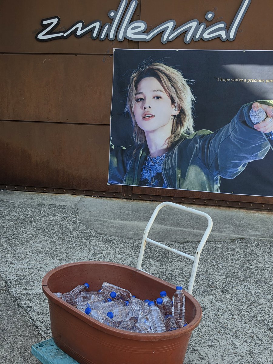 cocojm_0t7's tweet photo. Jimin's dad was sweet and prepared water for all people waiting outside !! https://t.co/UjRdtVqcQQ