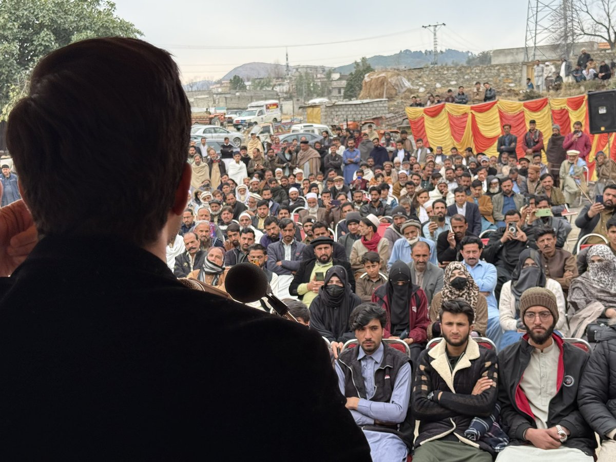 ItsVoiceKJ's tweet photo. سیدھی گولیاں برسانے والے حکمران سن لیں کہ ظلم جب حد سے بڑھتا ہے تو مٹ جاتا ہے۔ عوام راج تحریک کے ہیڈ کوارٹرز میں روزانہ کا تنظیمی کام یہ بتا رہا ہے کہ اب غریب کا بچہ بیانیوں کے پیچھے ذلیل ہونے کے بجائے خود اقتدار کی کرسی سنبھالنے کے لیے تیار ہے! 🇵🇰
#AwaamRaaj
@iqrarulhassan https://t.co/0LqYfUJSsj