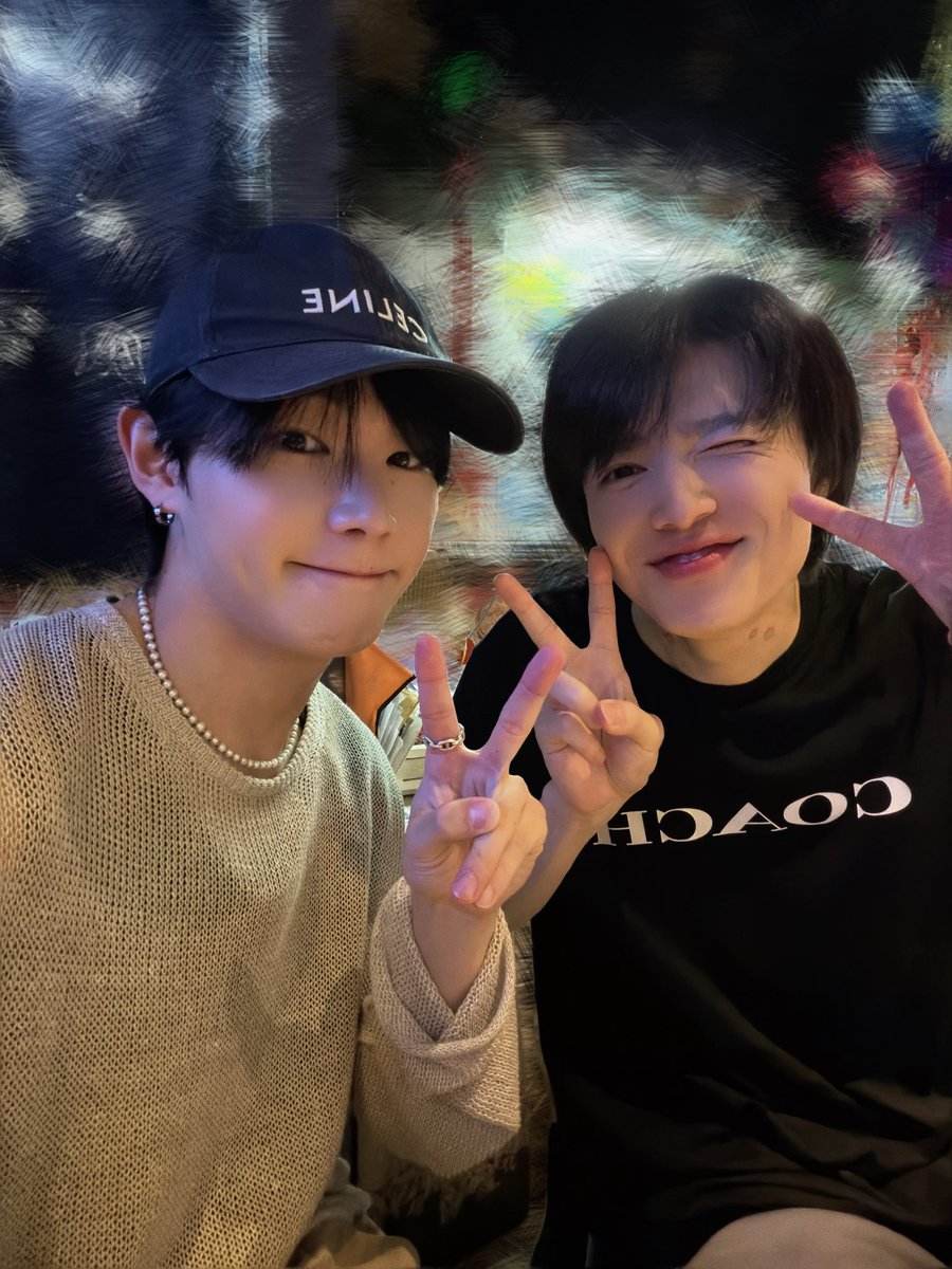 tomoya_isihara's tweet photo. おはようございます☀️
昨日は怜次くんとご飯会でした！れじ王の話もしまして、7.11お祝い楽しみです㊗️
俺と写真撮ると怜次くん可愛く撮っちゃうって
気にしてた事をここに報告させて頂きます✋

本日は制服でお仕事です。頑張ります💦
 #怜次指ハート https://t.co/AL19Q5LHQo