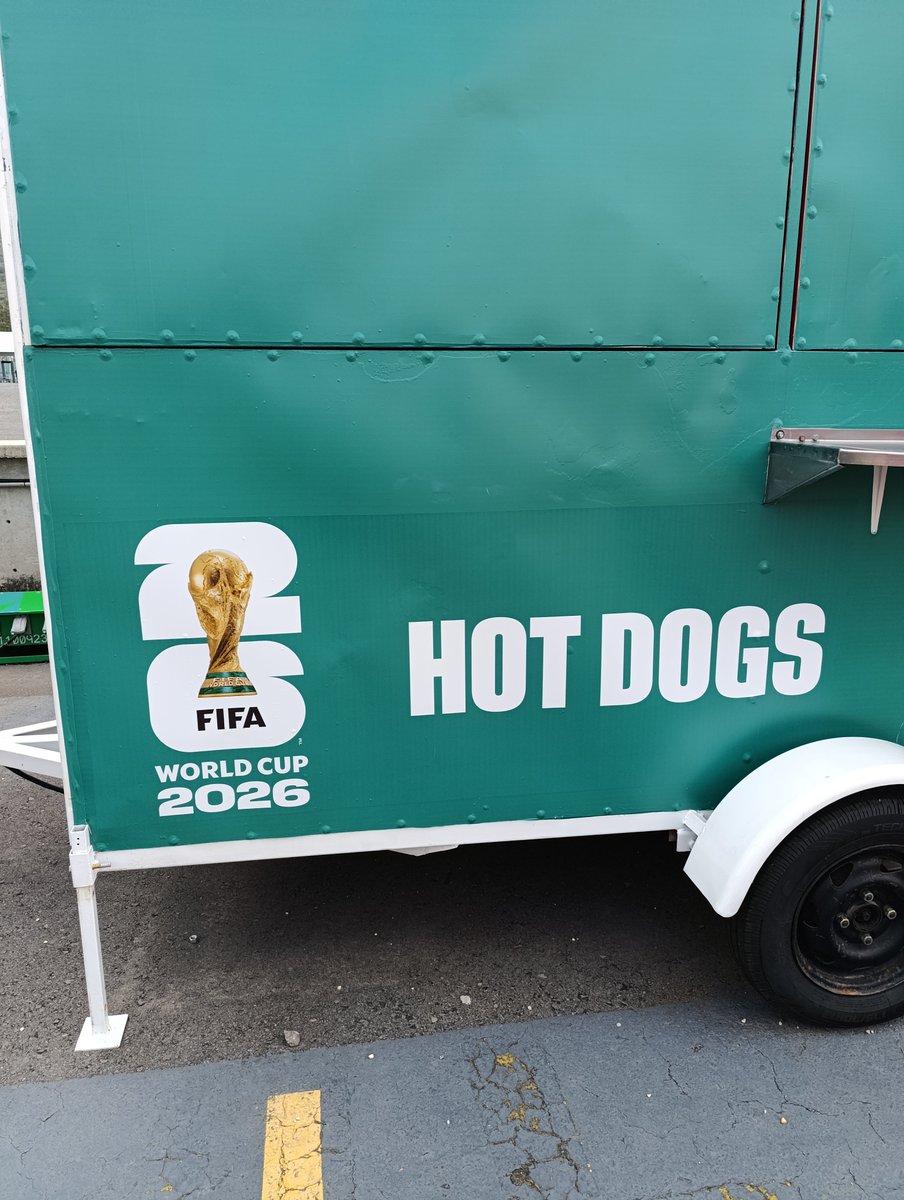 SprynarRadek's tweet photo. Milí fanoušci, připravte se na nejdražší @FIFAWorldCup v historii. Ceny obyčejných vod, limonád a piv jsou... No, sakramentsky vysoké.

Jedno pivo, byť 0,71 litru, vyjde na 372 korun. Místní Corona, populární po celém světě, pak na 348 korun. https://t.co/qO1G7hzxdg