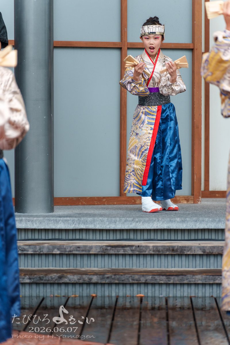 JI5ISL_Yamagen's tweet photo. 今回初めて気づいた、このポジションはステージ上の悪影響が一番受けにくい、特に午後はほぼない
しかし...見事カメラ目線が開けていて被りがかなり少なかった、モーセの「海割れ」☝w
#ふくびじん
2026.06.07 日曜日 #たびひろよさこい #こうち旅広場 #よさこい https://t.co/8FmUqhNMUq