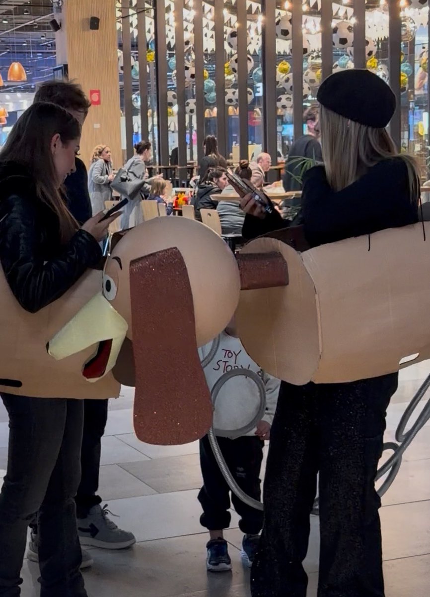 AgusSmith_'s tweet photo. que me vengan a buscar los amargos pero a mí me parece genial tener una nueva película de toy story en el cine. Miren lo que logra. El traspaso, entre generaciones, de juguetes/personajes icónicos. https://t.co/WPQGefsxLr
