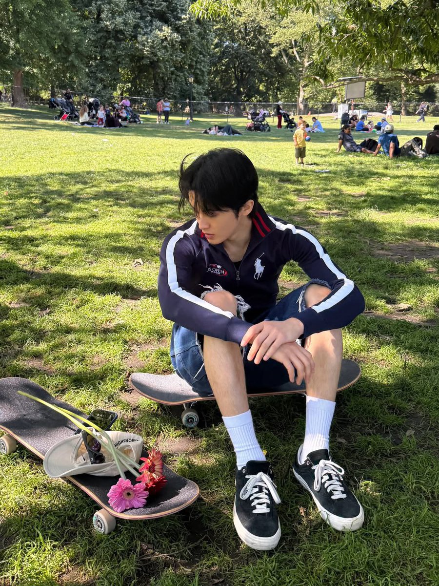remleeyour's tweet photo. 🐯 : waduhh ada bidadari lagi piknik nih
🐯 : samperin ga yah?
🐯 : eh... dek dek, beli bunganya dong
👦🏾 : mau yang mana kak?
🐯 : yang pink sama merah, ini uangnya kembaliannya di ambil aja!
👦🏾 : eh makasih kak
🐯 : gw bilang apa yah? Kenalan? Langsung ajak pacaran atau langsung lamar?
🐯 : aduhh gw degdegan banget lagi
🐯 : oky... tarik nafas buang nanti aja, MATI DONG GW!
🐯 : ok calm down mark!
🐯 : h-hai.. c-cantik... mau jadi pacar gw ngga?
🐻 : hah? bicara sama aku yah kakak?
🐯 : anjir suarahnya lembut banget kyk bakpao  ( dalam hati )
🐯 : eh iyaa sama kamu... gw bilang lu mau ga jadi pacar gw?
🐻 : maaf kakak aku udah punya tunangan!
🐯 : ....