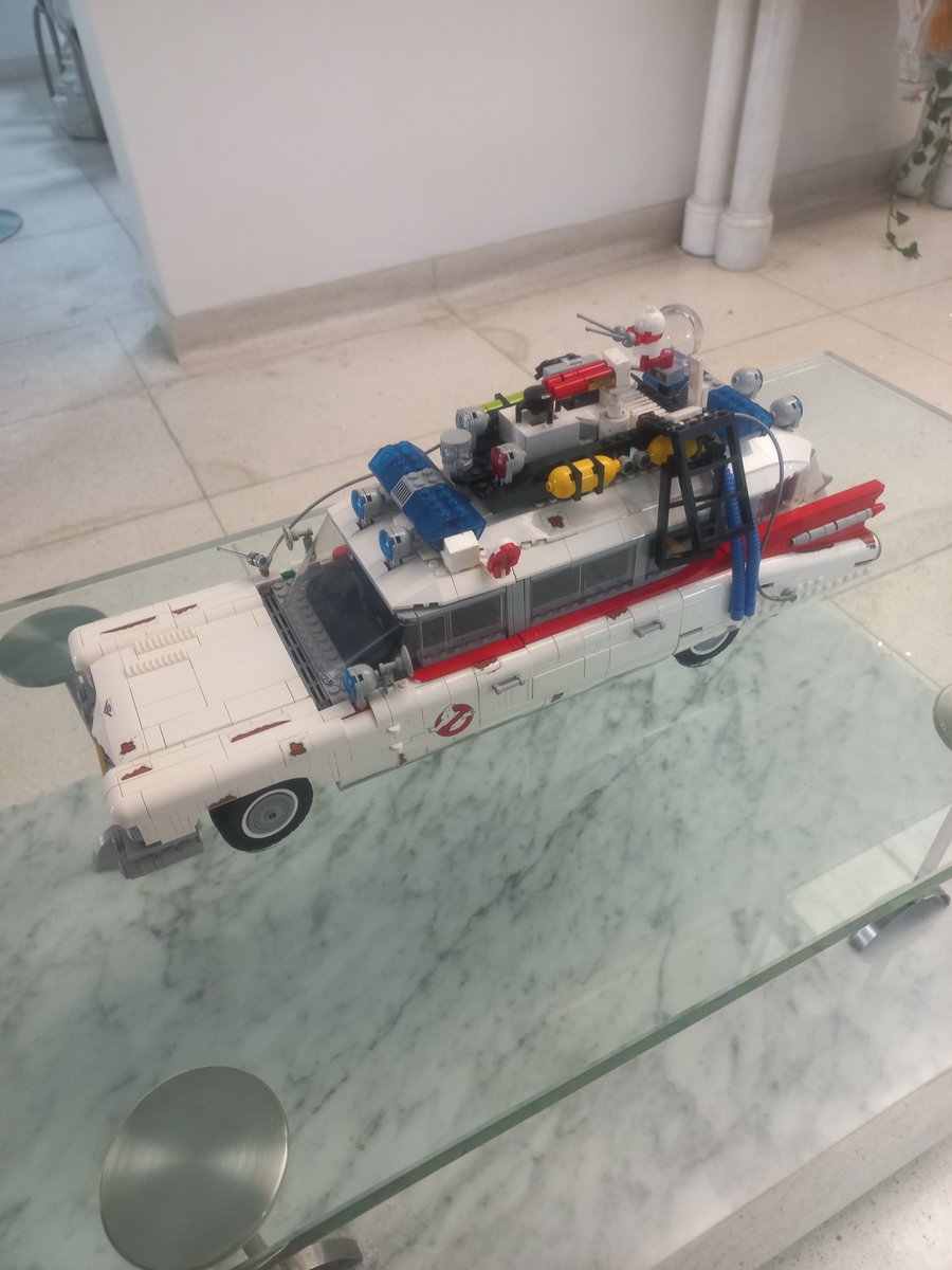 sol_quieto's tweet photo. Hoy fui a una funeraria y tenían este espectáculo de lego de los cazafantasmas en toda la mitad del lugar, quiero mucho al que puso eso ahí jajaja https://t.co/XwmHjK36R9