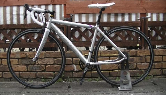 rorensu2236's tweet photo. 会社の人におすすめしたらロードバイク買って
サイクリングを始めてくれた（嬉しい） https://t.co/psO12xDjkJ