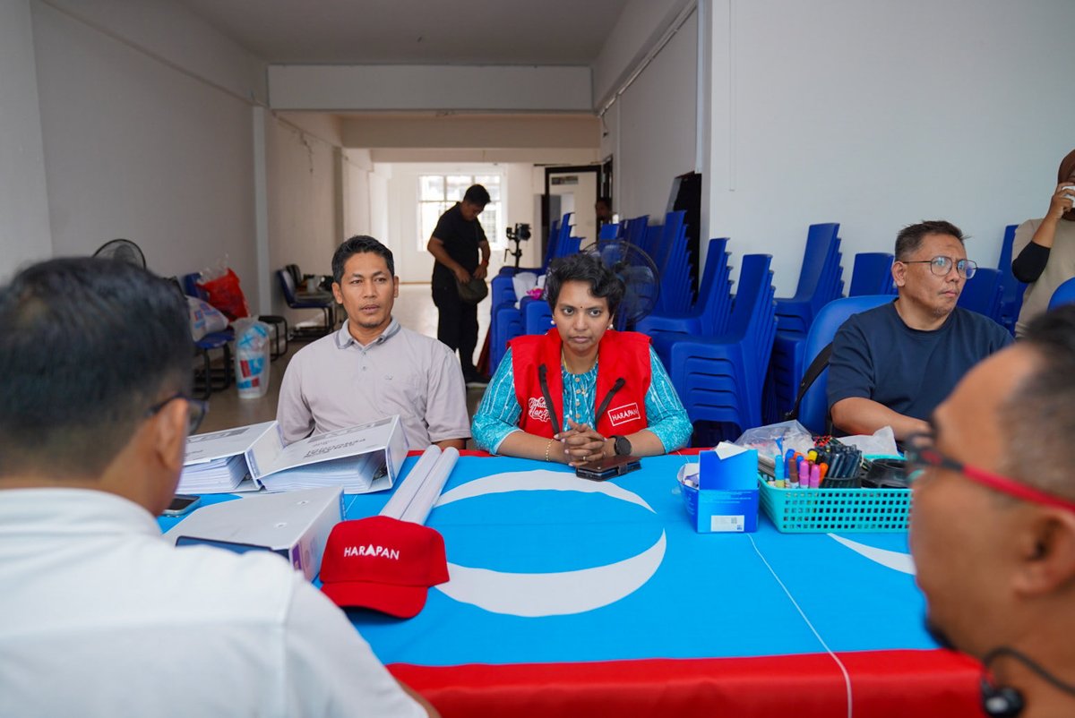 DrZalihaMustafa's tweet photo. Jelajah diteruskan di DUN Kukup. Kukup juga dah bersedia! 💪
Lawan tetap lawan!
Lawan sampai menang!
Membujur lalu melintang patah!
#DrZ
#PakatanHarapan
#MalaysiaMADANI https://t.co/LilOBjHndh