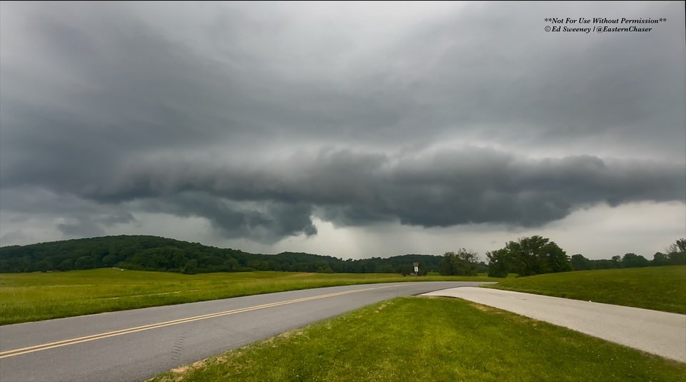 EasternChaser's tweet photo. Developing shelf cloud produced by thunderstorms apporaching Valley Forge National Park in Valley Forge, PA at 5:36 pm EDT. #pawx #stormhour https://t.co/DgHRozPc7f