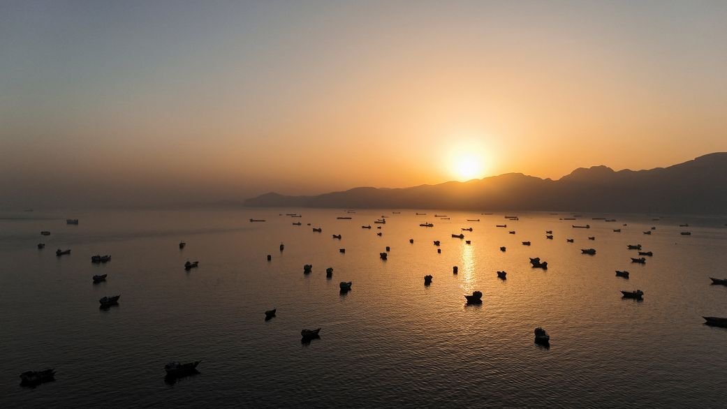 MarioNawfal's tweet photo. 🚨🇮🇷🇺🇸 BREAKING: Iranian media reports the IRGC and American forces are clashing directly in the Strait of Hormuz right now.

No details yet on what form the clash is taking, fast boats, drones, or fire exchanged between vessels and aircraft.

Source: @officialrnintel / Writer: Daniel