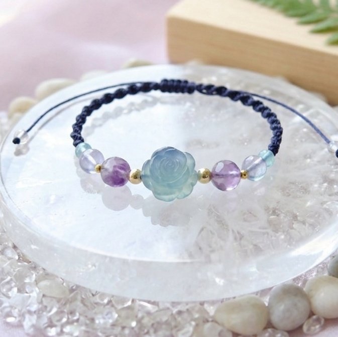 RiranAccessory's tweet photo. #海底に沈む財宝

​深い海の底に眠る、秘密の財宝✨

​中央の美しいお花モチーフのフローライトを、きらめく天然石たちが優しく囲んで、見ているだけでうっとり♡

透明感たっぷりで、これからの季節の手元を涼しげに彩ってくれますよ✨

https://t.co/7SlREQydxk

色違いのブレスレットがminneでお待ちしております🥰

 #天然石ブレスレット
 #大人可愛いアクセサリー
 #ハンドメイド好きさんと繋がりたい