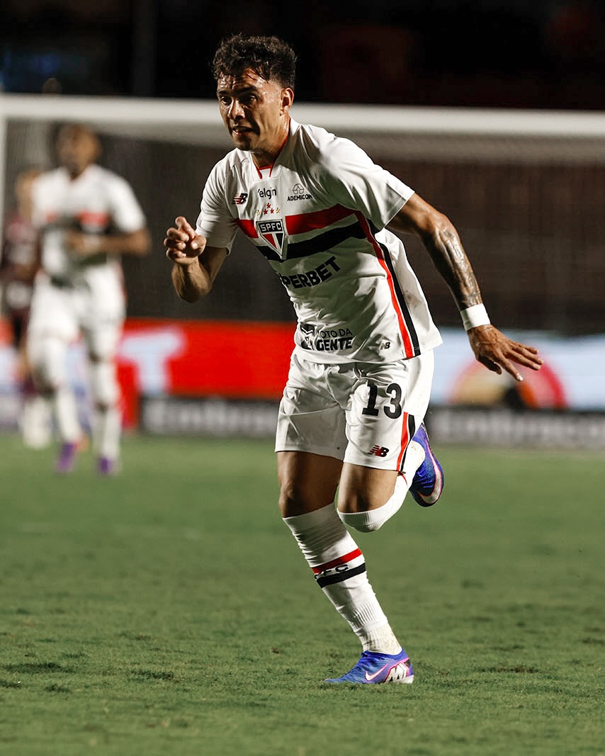 spfcinfoss's tweet photo. Enzo Diaz foi condenado a 30 dias de suspensão após quebrar a placa de substituição na partida contra o Remo.

O argentino também deve arcar com uma indenização referente ao valor do equipamento, avaliado em R$6,8 mil.

[@geglobo | @ulissesloprest1] https://t.co/mtTb5d3zJ8