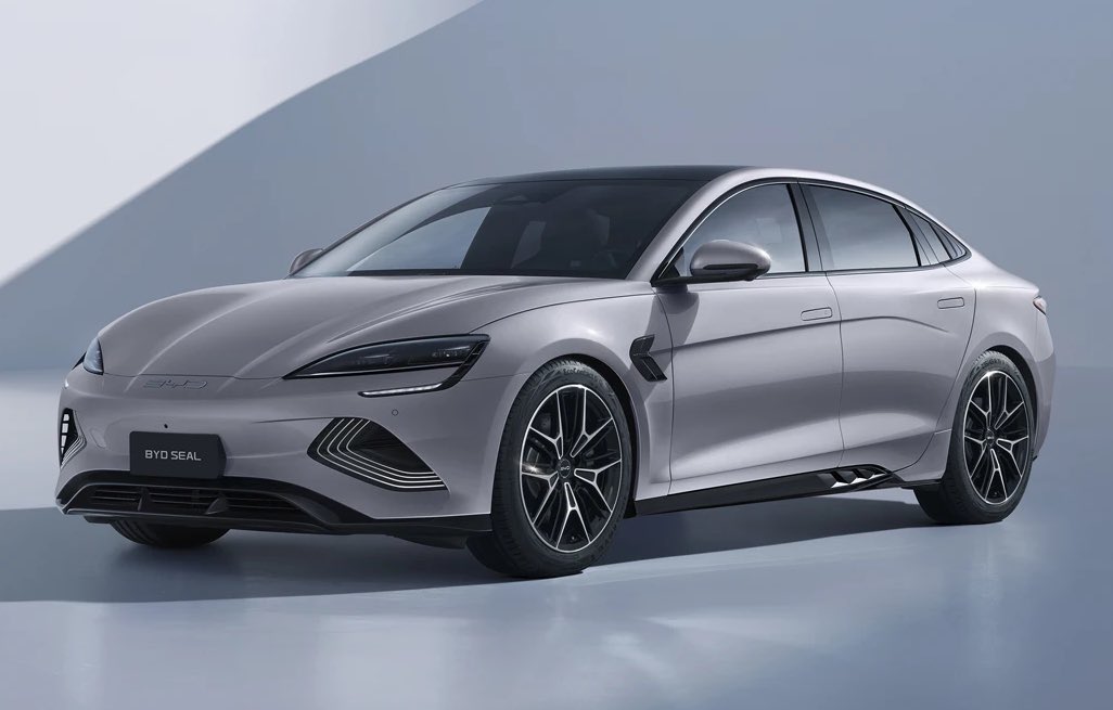 Babektas's tweet photo. BYD’nin güncel fiyat listesinde şu an dört model var: Seal AWD, Sealion 7 AWD, Han ve Tang. Hepsi %75 ÖTV diliminde yer alan çift motorlu seçenekler. En düşük fiyat 4.077.000 TL (Seal AWD). 

Markanın en çok sattığı düşük ÖTV’li otomobiller ise liste dışı, çünkü bir süredir ithalat sıkıntısı var ve yılın ilk aylarında gelenler de tükenmiş durumda. Listedeki çift motorlu modeller stokta kalan otomobillerden oluşuyor. Yani Atto 2 ve tek motorlu Sealion 7 gibi başarı potansiyeli yüksek yeni modeller bu yüzden satışta değil. 

Bu durumun sebebi ise Bakanlığın açıklamasında gizli. Sanayi ve Teknoloji Bakanlığı, yatırımda öngörülen ilerleme kaydedilmediği için, BYD'nin teşviklerden yararlanma sürecini 2026 yılının başında askıya aldı.

Yapılan açıklamaya göre; yatırım anlaşması, anlaşmadaki koşullar, yükümlülükler ve teminatlar da geçerliliğini koruyor.