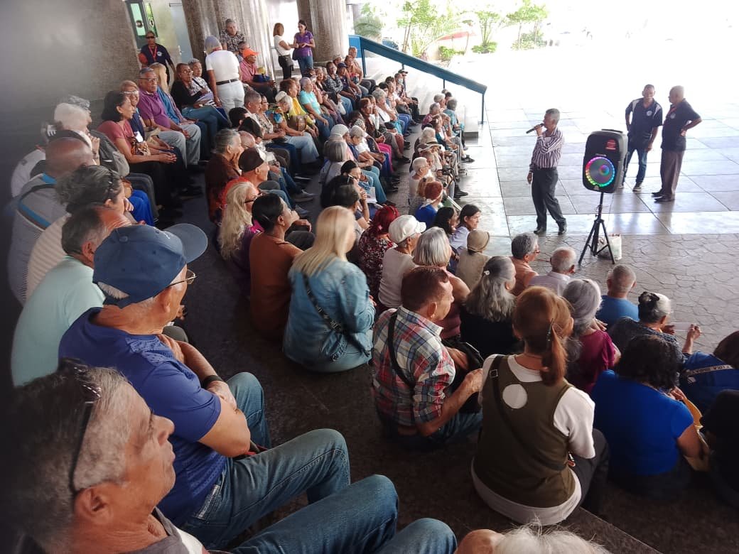 RedSindicalVE's tweet photo. 📢#DíaDeAsamblea | Con gran participación de las bases, nuestro dirigente sindical Carlos Julio Rivera realizó un encuentro con los jubilados del #IVSS en la Plaza de la Moneda, en #Caracas, para debatir la agenda laboral y social de estos trabajadores retirados. https://t.co/3L6M74gfuc