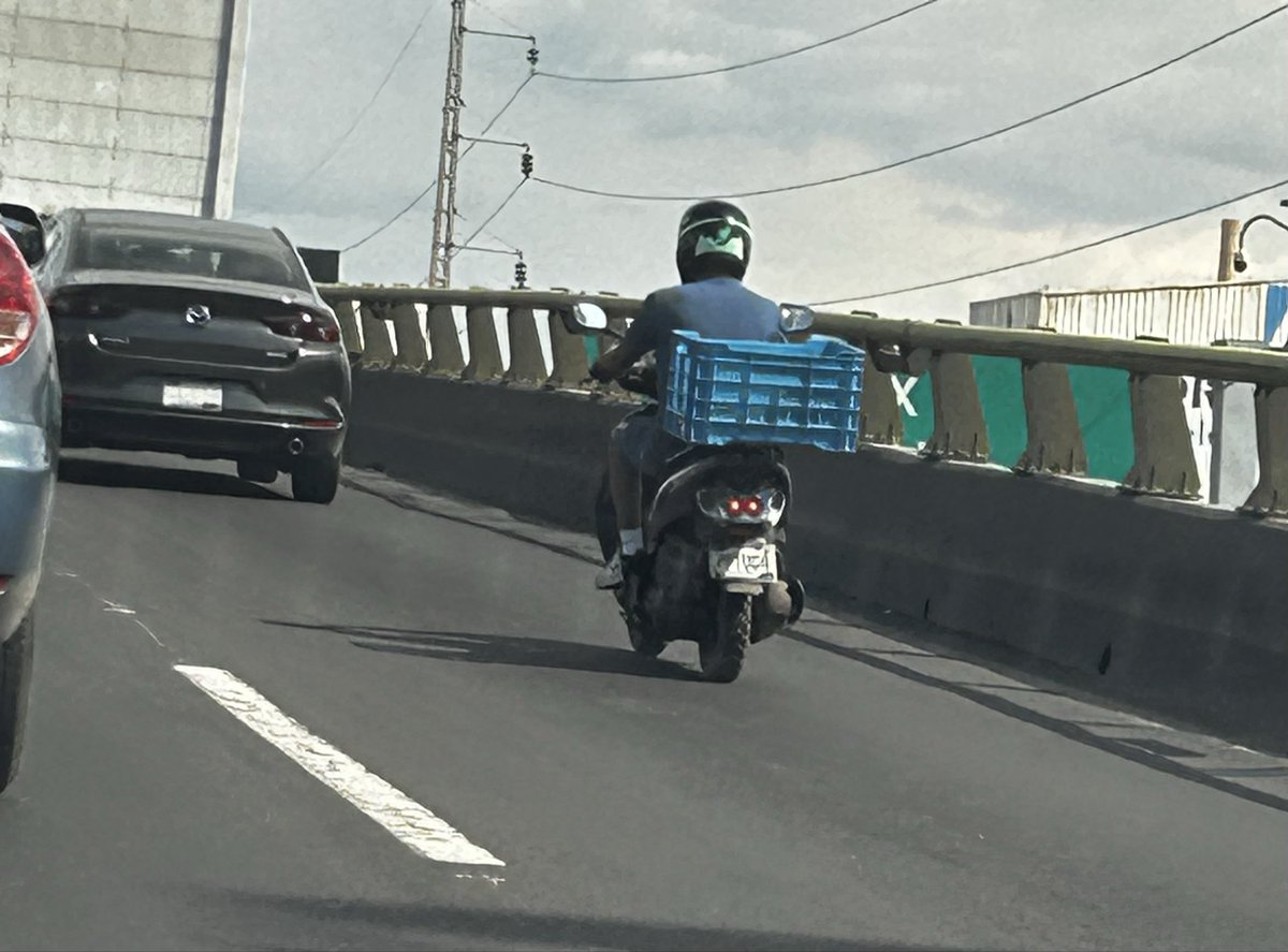 drvm27's tweet photo. Cuando aplicarán el reglamento que prohibe circular motos de baja cilindrada en los centrales de 5F? Circular sin placas, polarizado o sobre el puente de constituyentes hacia 5F? @SSPMQueretaro @qromunicipio https://t.co/bqQW4Bk7Vp