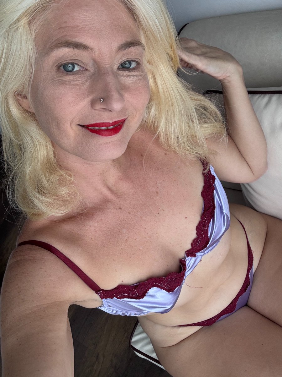 Liakovachishere's tweet photo. Would you call me mommy? https://t.co/nv0yCiOhrO