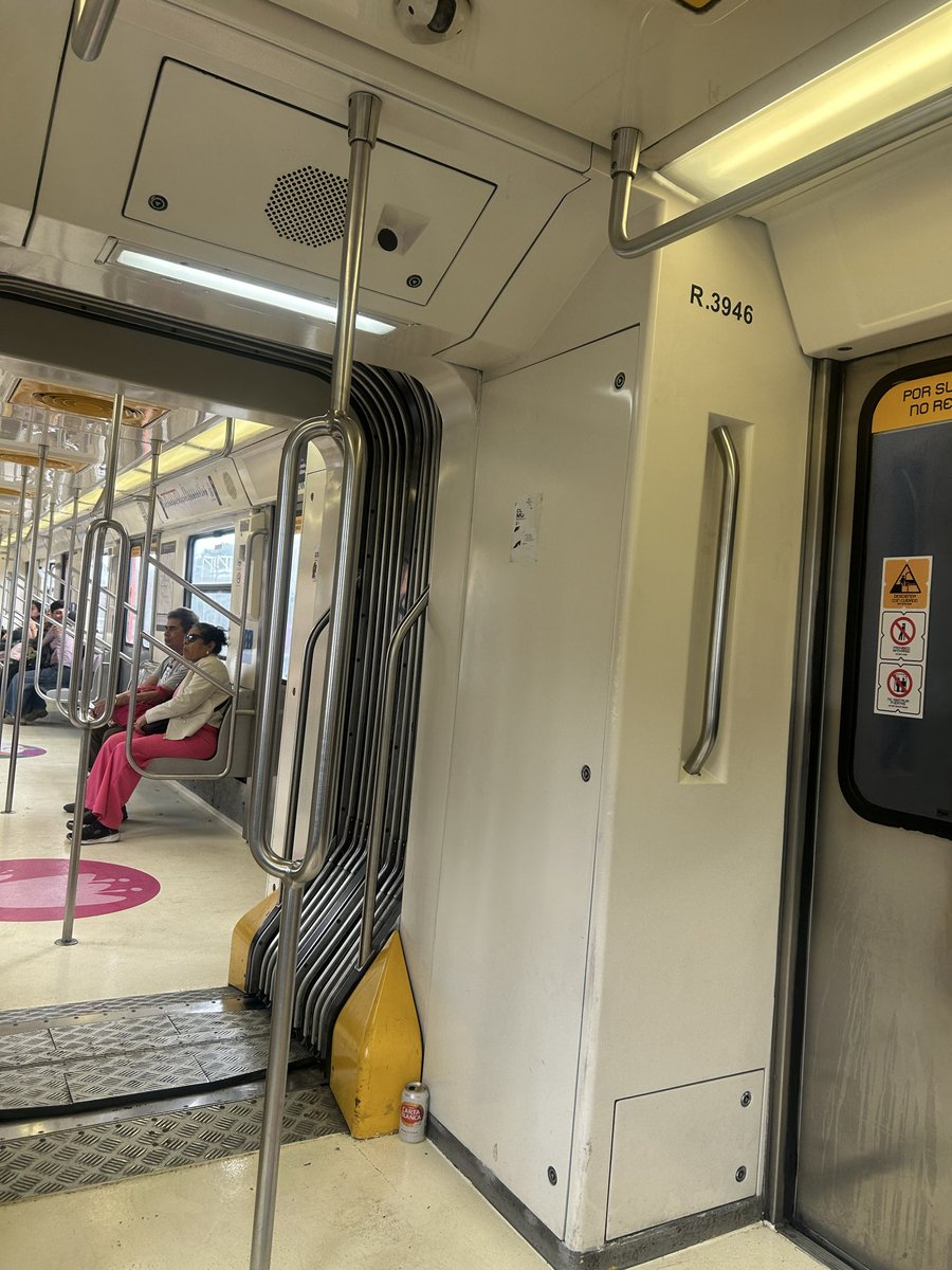 marthelcastillo's tweet photo. @MetroCDMX 
Sr metro, te encargo tu carta blanca en la unidad R.3946, dirección cuatro caminos. https://t.co/GLNJ5EG0gK