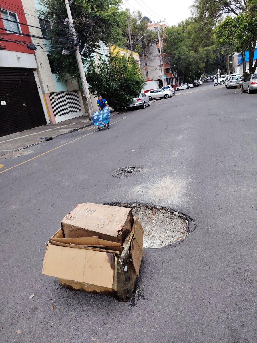 LFLozanoC's tweet photo. . @LuisMendozaBJ oye, alcalde, neta no pueden reparar esto en la calle de Sevilla? Lleva más de un mes y ni siquiera una señal, no es posible y protección civil nos niega la información https://t.co/BkWRPonVwH
