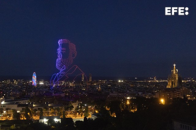 EFEnoticias's tweet photo. Con el rostro de Gaudí dibujado en el cielo de Barcelona en un espectáculo de luces y drones culmina la ceremonia en la que el papa León XIV ha bendecido la Torre de Jesucristo el día exacto en el que se cumplen 100 años de la muerte del arquitecto.
https://t.co/DTkcEsH5by https://t.co/ygBsl3P67c