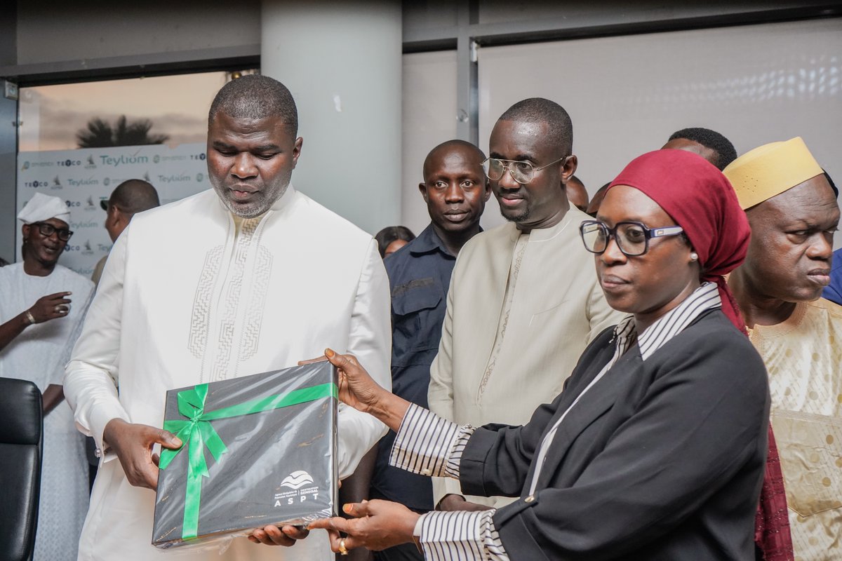 MinCult_Tourism's tweet photo. Cérémonie de passation de service au @MinCult_Tourism entre le Ministre entrant @Thiamalpha3 et #AmadouBA &amp; le Secrétaire d'État sortant #BacarySARR et #Mame_Coumba_Diop, ministre auprès du #MCAT chargée de la Culture, des ICC @ du Patrimoine historique
🔴https://t.co/z2tdGORsWm https://t.co/o9KDfbRQUM